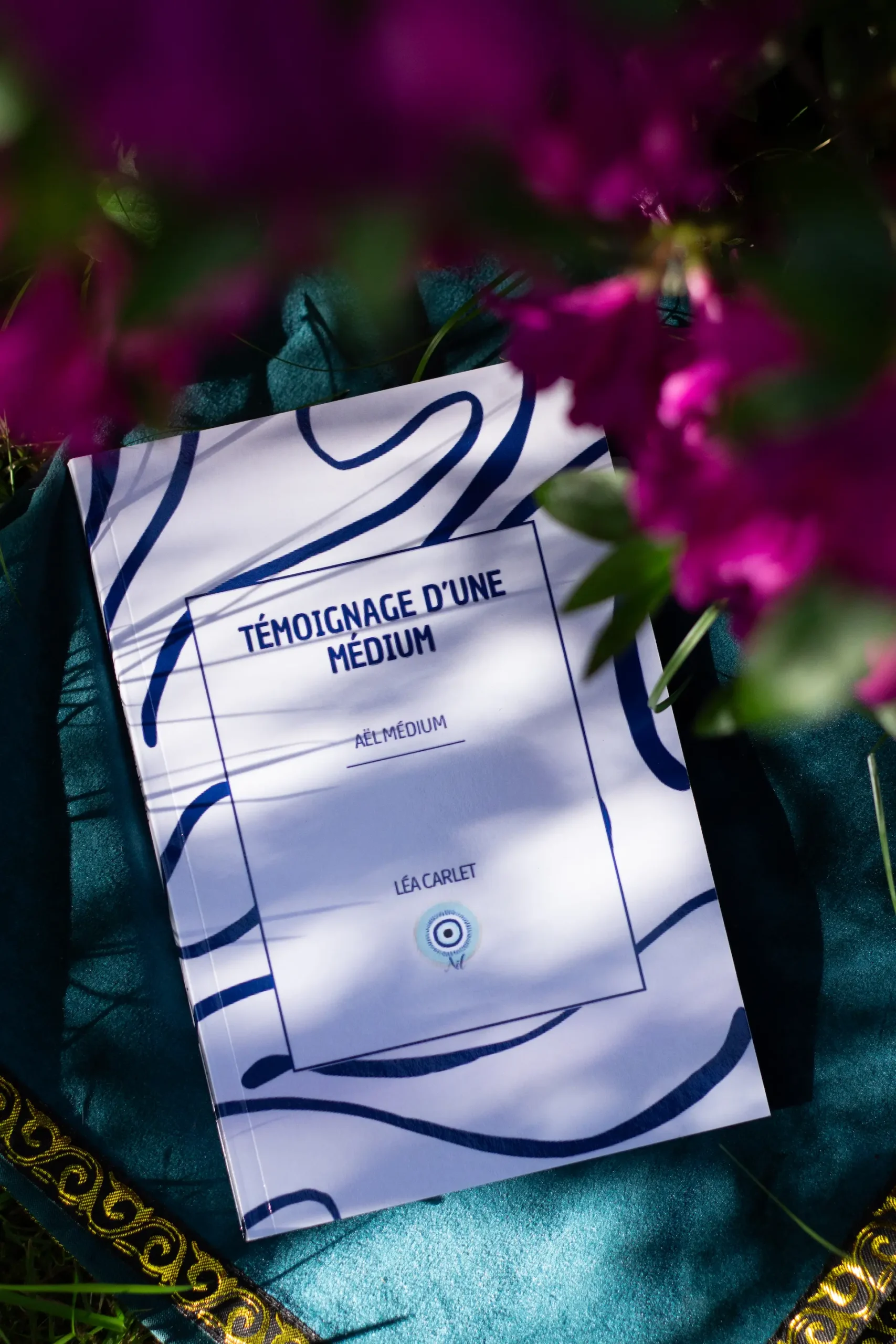 Couverture du livre "Témoignage d’une médium" de Léa Carlet, sur fond bleu profond à l’énergie mystique