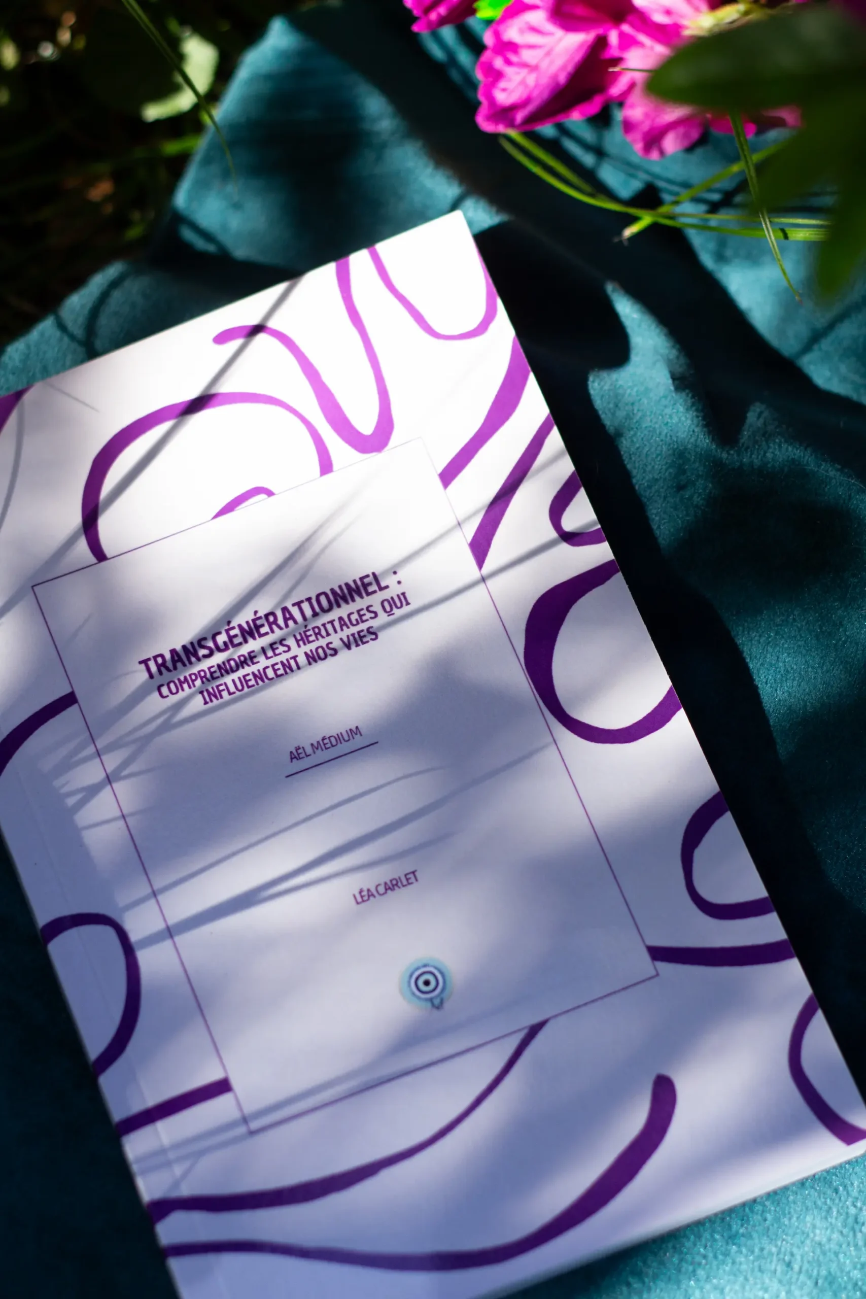 Couverture du livre oracle "La sagesse des pages" de Léa Carlet, sur fond de ciel rose et violet